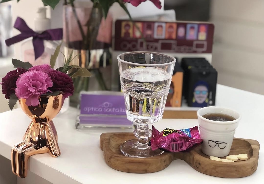 Café e acolhimento no atendimento da Óptica Santa Luz